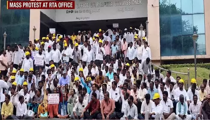 ఖైరతాబాద్ ఆర్టీవో కార్యాలయం వద్ద తీవ్ర ఉద్రిక్తత.. గేట్లు బద్దలుకొట్టి లోపలికి దూసుకెళ్లిన కార్మికులు ఖైరతాబాద్ ఆర్టీవో కార్యాలయం వద్ద తీవ్ర ఉద్రిక్తత.. గేట్లు బద్దలుకొట్టి లోపలికి దూసుకెళ్లిన కార్మికులు