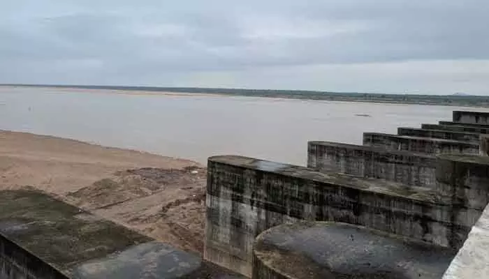లక్ష్మీ బ్యారేజ్ (మేడిగడ్డ) వద్ద పెరుగుతున్న గోదావరి ఉధృతి లక్ష్మీ బ్యారేజ్ (మేడిగడ్డ) వద్ద పెరుగుతున్న గోదావరి ఉధృతి