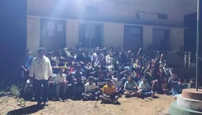 విద్యుత్ అధికారుల నిర్లక్ష్యం విద్యార్థులకు శాపం విద్యుత్ అధికారుల నిర్లక్ష్యం విద్యార్థులకు శాపం