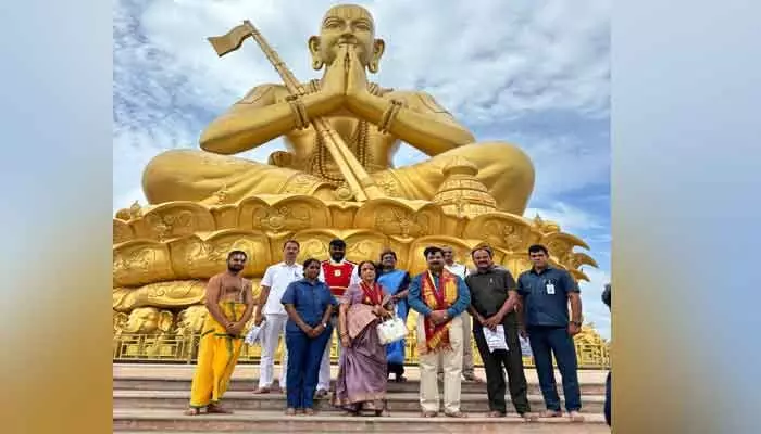 ‘స్టాచ్యూ ఆఫ్ ఈక్వాలిటీ’ని దర్శించుకున్న గవర్నర్ సతీమణి ‘స్టాచ్యూ ఆఫ్ ఈక్వాలిటీ’ని దర్శించుకున్న గవర్నర్ సతీమణి