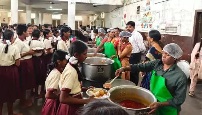 గురుకుల పాఠశాలను ఆకస్మిక తనిఖీ చేసిన ఎమ్మార్వో గురుకుల పాఠశాలను ఆకస్మిక తనిఖీ చేసిన ఎమ్మార్వో