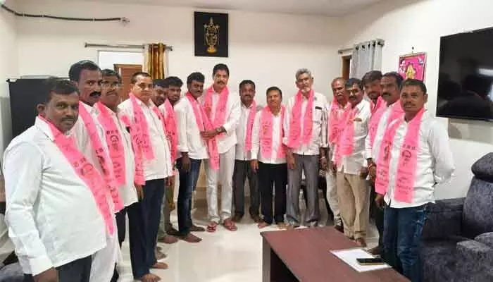 కాంగ్రెస్ పార్టీ నుంచి బీఆర్ఎస్లో చేరిన కాంగ్రెస్ నాయకులు కాంగ్రెస్ పార్టీ నుంచి బీఆర్ఎస్లో చేరిన కాంగ్రెస్ నాయకులు
