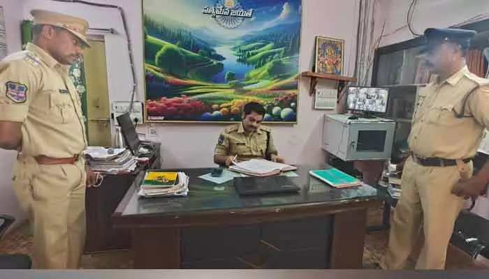 ఆత్మకూరు పోలీస్స్టేషన్ను తనిఖీ చేసిన ఎస్పీ ఆకాంక్ష్ యాదవ్ ఆత్మకూరు పోలీస్స్టేషన్ను తనిఖీ చేసిన ఎస్పీ ఆకాంక్ష్ యాదవ్
