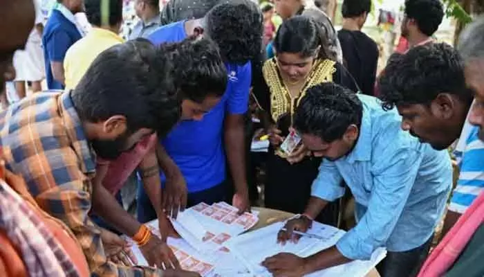 హైదరాబాద్ జిల్లాలో ప్రహసనంగా మారిన సర్ ప్రక్రియ హైదరాబాద్ జిల్లాలో ప్రహసనంగా మారిన సర్ ప్రక్రియ