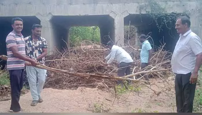 చెట్టుకొమ్మలను తొలగించిన గ్రామ కమిటీ నాయకులు చెట్టుకొమ్మలను తొలగించిన గ్రామ కమిటీ నాయకులు