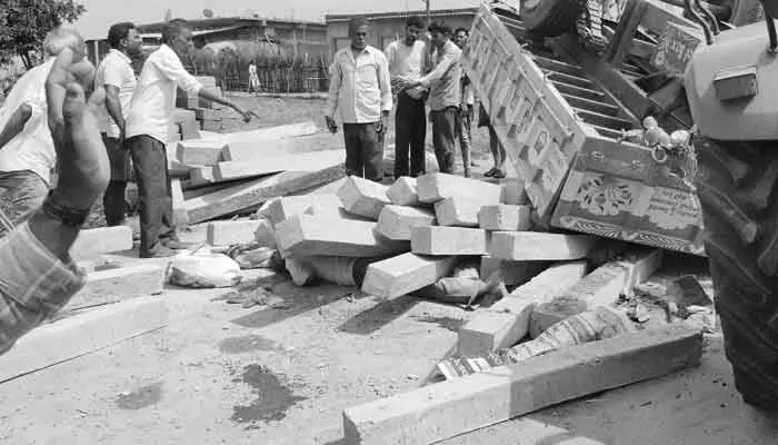 బాబా సాగర్ వద్ద ఘోర ప్రమాదం.. ఇద్దరు మృతి బాబా సాగర్ వద్ద ఘోర ప్రమాదం.. ఇద్దరు మృతి
