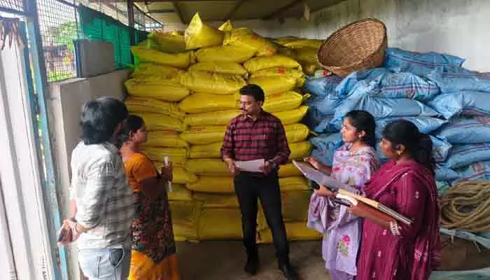 ఫెర్టిలైజర్ షాప్ యజమానులకు షోకాజ్ నోటీసులు ఫెర్టిలైజర్ షాప్ యజమానులకు షోకాజ్ నోటీసులు
