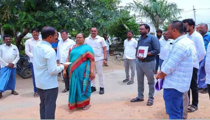 ప్రభుత్వ భూములకు ఫెన్సింగ్ వేయాలి: సిద్దిపేట కలెక్టర్ కె. హైమావతి ప్రభుత్వ భూములకు ఫెన్సింగ్ వేయాలి: సిద్దిపేట కలెక్టర్ కె. హైమావతి
