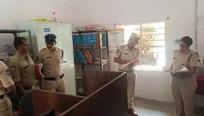 వేలేరు పోలీస్ స్టేషన్ను ఆకస్మికంగా తనిఖీ చేసిన సెంట్రల్ జోన్ డీసీపీ వేలేరు పోలీస్ స్టేషన్ను ఆకస్మికంగా తనిఖీ చేసిన సెంట్రల్ జోన్ డీసీపీ