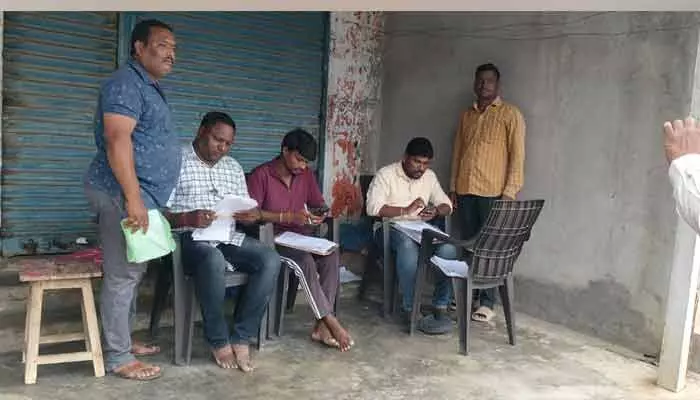 రెబ్బెన మండలంలో 49 శాతం పూర్తైన ఎస్ఐఆర్ సర్వే రెబ్బెన మండలంలో 49 శాతం పూర్తైన ఎస్ఐఆర్ సర్వే