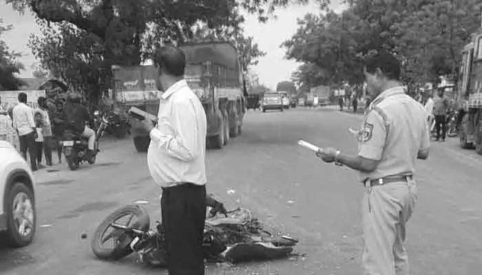 ఘోర ప్రమాదం.. క్షణ కాలంలోనే వెంటాడిన మృత్యువు! ఘోర ప్రమాదం.. క్షణ కాలంలోనే వెంటాడిన మృత్యువు!