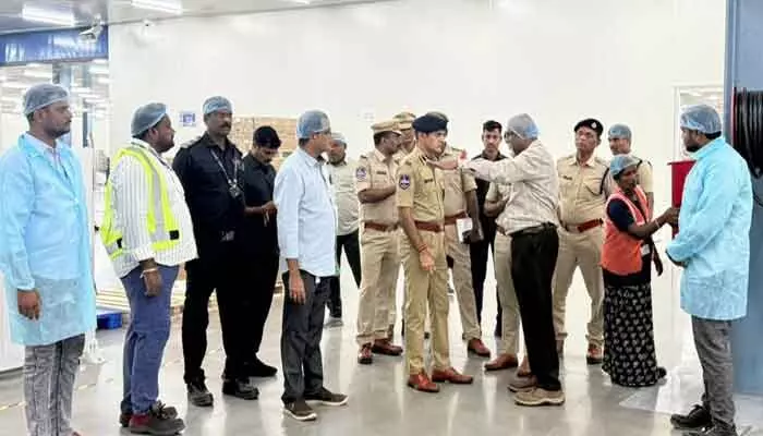 సోలార్ కంపెనీ ని సందర్శించిన ఫ్యూచర్ సిటీ కమిషనర్ తరుణ్ జోషి.. సోలార్ కంపెనీ ని సందర్శించిన ఫ్యూచర్ సిటీ కమిషనర్ తరుణ్ జోషి..