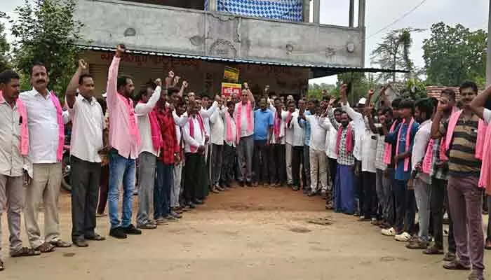 లక్ష్మీపురంలో బీఆర్ఎస్ పార్టీలోకి భారీ చేరికలు లక్ష్మీపురంలో బీఆర్ఎస్ పార్టీలోకి భారీ చేరికలు