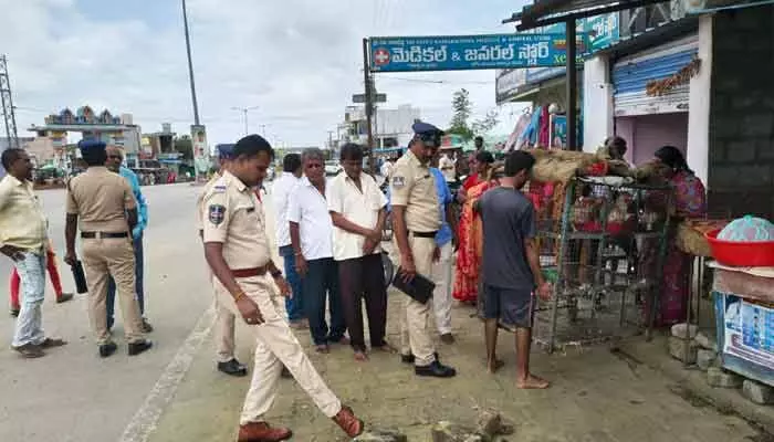 రోడ్లను ఆక్రమించి ట్రాఫిక్కు అంతరాయం కలిగించొద్దు : ఎస్ఐ మధు రోడ్లను ఆక్రమించి ట్రాఫిక్కు అంతరాయం కలిగించొద్దు : ఎస్ఐ మధు