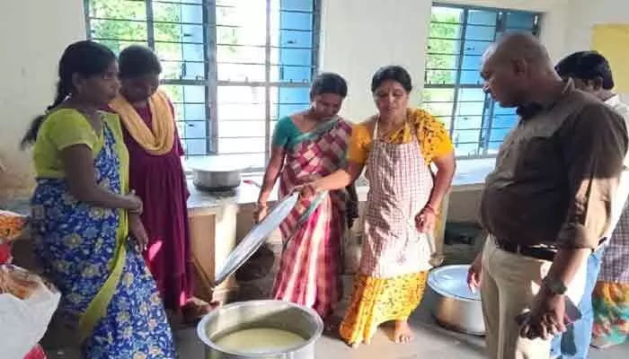 కేజీబీవీ కల్వకుర్తి పాఠశాలను సందర్శించిన డీఈఓ కేజీబీవీ కల్వకుర్తి పాఠశాలను సందర్శించిన డీఈఓ