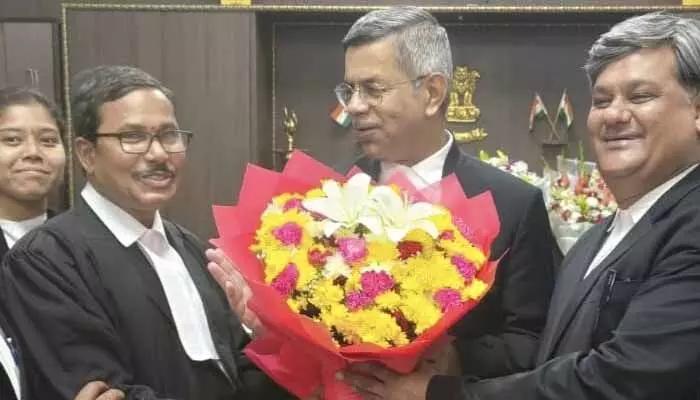 హైకోర్టు సీజేకు జన్మదిన శుభాకాంక్షలు తెలిపిన న్యాయవాదులు హైకోర్టు సీజేకు జన్మదిన శుభాకాంక్షలు తెలిపిన న్యాయవాదులు
