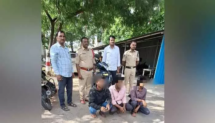 దోపిడీ కేసులో ముగ్గురు నిందితుల అరెస్ట్ దోపిడీ కేసులో ముగ్గురు నిందితుల అరెస్ట్