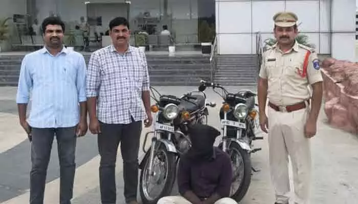 బాచుపల్లిలో బైక్ దొంగ అరెస్ట్.. రెండు ద్విచక్ర వాహనాలు స్వాధీనం బాచుపల్లిలో బైక్ దొంగ అరెస్ట్.. రెండు ద్విచక్ర వాహనాలు స్వాధీనం