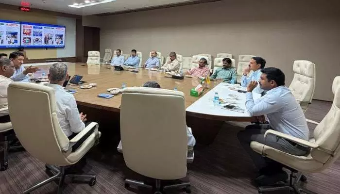 ఉప్పల్ మెట్రో డిపోను సందర్శించిన హెచ్ఎంఆర్ఎల్ ఏఎండీ అజిత్ రెడ్డి ఉప్పల్ మెట్రో డిపోను సందర్శించిన హెచ్ఎంఆర్ఎల్ ఏఎండీ అజిత్ రెడ్డి