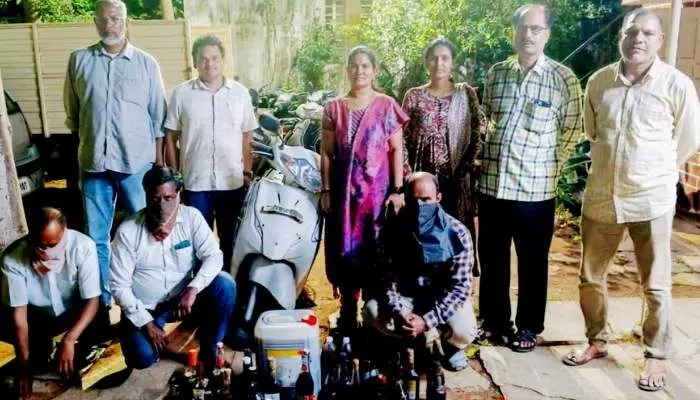 సారా స్థావరాలపై ఎక్సైజ్ దాడులు.. పలు జిల్లాల్లో నిందితులపై కేసులు నమోదు సారా స్థావరాలపై ఎక్సైజ్ దాడులు.. పలు జిల్లాల్లో నిందితులపై కేసులు నమోదు