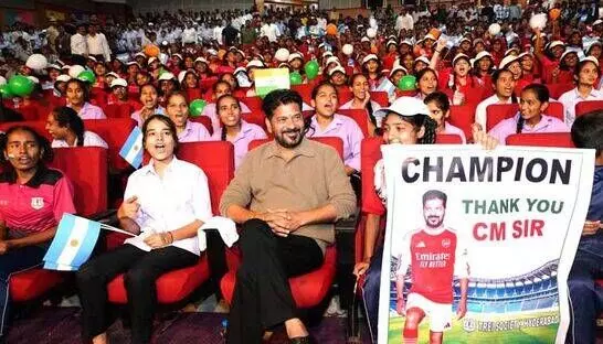 విద్యార్థులతో కలిసి ఫుట్బాల్ మ్యాచ్ వీక్షించిన సీఎం రేవంత్ రెడ్డి విద్యార్థులతో కలిసి ఫుట్బాల్ మ్యాచ్ వీక్షించిన సీఎం రేవంత్ రెడ్డి