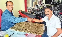 రూ.10 కాయిన్లతో బైక్ కొన్న తెలంగాణ వ్యక్తి... వీడియో వైరల్