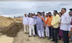పెద్దవాగు అభివృద్ధి పనులను పరిశీలించిన ఎంపీ పెద్దవాగు అభివృద్ధి పనులను పరిశీలించిన ఎంపీ