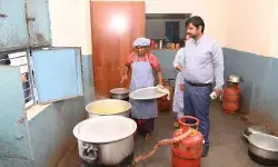 ప్రభుత్వ పాఠశాలల్లో నాణ్యమైన విద్య అందించాలి : కలెక్టర్ కుమార్ దీపక్