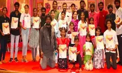 ఘనంగా ముగిసిన ‘41 రోజుల చిల్డ్రన్ యాక్టింగ్ వర్క్షాప్’.. వీర మనోహర్ కావలి ఆసక్తికర వ్యాఖ్యలు ఘనంగా ముగిసిన ‘41 రోజుల చిల్డ్రన్ యాక్టింగ్ వర్క్షాప్’.. వీర మనోహర్ కావలి ఆసక్తికర వ్యాఖ్యలు