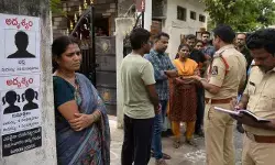 ఇద్దరు కుమార్తెలతో భర్త అదృశ్యం ఇద్దరు కుమార్తెలతో భర్త అదృశ్యం