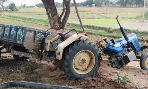 చెట్టును ఢీకొట్టిన ఇసుక ట్రాక్టర్.. రెండుగా విడిపోయిన ఇంజిన్ భాగాలు