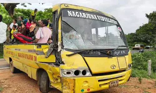 స్కూల్ బస్సు లారీ ఢీ
