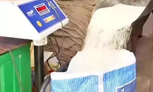 గొల్లపాడు రేషన్ షాపులో ఆకస్మిక తనిఖీలు