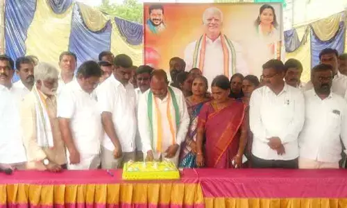 కడియం పుట్టిన రోజు.. వృద్ధులకు పండ్ల పంపిణీ
