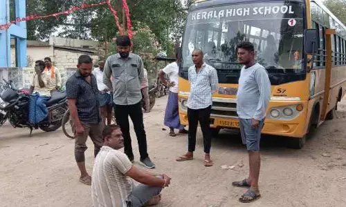 ప్రైవేట్‌ స్కూల్‌ బస్సుల అడ్డగింత