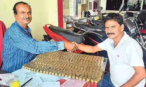 రూ.10 కాయిన్లతో బైక్ కొన్న తెలంగాణ వ్యక్తి... వీడియో వైరల్
