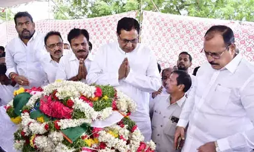 ప్రజల అశ్రునయనాల మధ్య ప్రజానేతకు తుది వీడ్కోలు