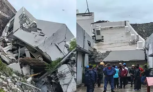 పుణెలో చెత్త గుట్ట బీభత్సం.. కుప్పకూలిన మూడంతస్తుల భవనం, శిథిలాల కింద 16 మంది!