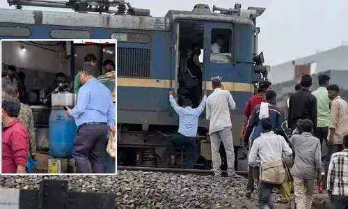 Fact Check: సమోసాల కోసం రైలును ఆపలేదు.. వైరల్ వీడియోపై రైల్వే క్లారిటీ! (వీడియో)