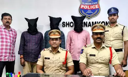 డాక్టర్ ను బెదిరించిన ముగ్గురి అరెస్ట్