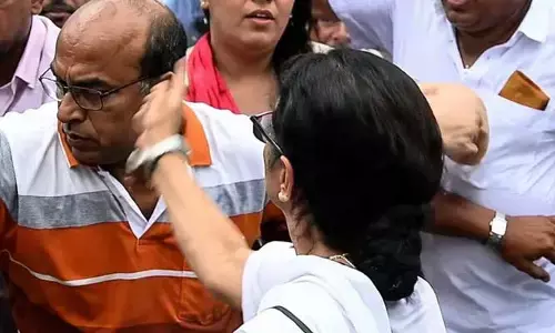 మమత ఉగ్రరూపం.. కార్యకర్త చెంప చెల్లు