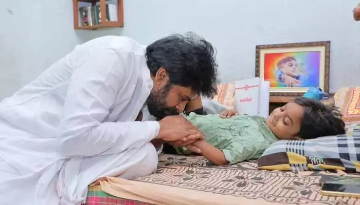 Tragedy: గుండెలుపగిలే విషాదం.. పవన్ కళ్యాణ్ అభిమాని కన్నుమూత Tragedy: గుండెలుపగిలే విషాదం.. పవన్ కళ్యాణ్ అభిమాని కన్నుమూత