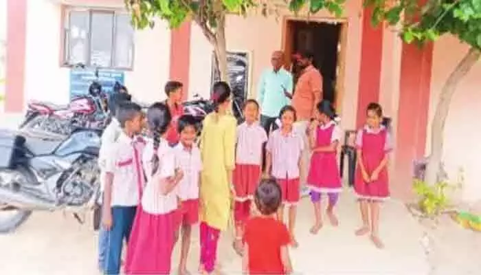 రెండేళ్లుగా ఎంపీడీవో కార్యాలయంలోనే ప్రాథమిక పాఠశాల రెండేళ్లుగా ఎంపీడీవో కార్యాలయంలోనే ప్రాథమిక పాఠశాల