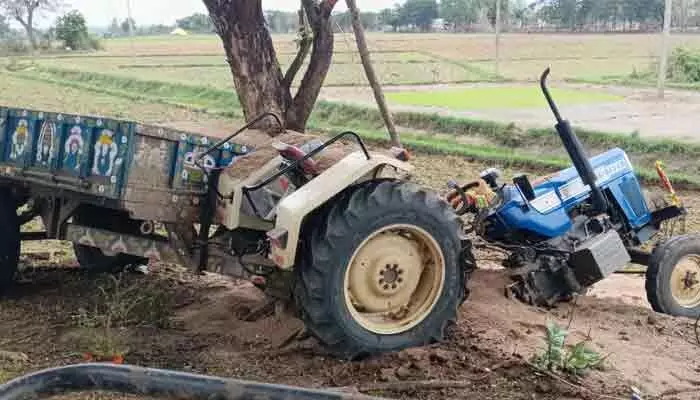 చెట్టును ఢీకొట్టిన ఇసుక ట్రాక్టర్.. రెండుగా విడిపోయిన ఇంజిన్ భాగాలు చెట్టును ఢీకొట్టిన ఇసుక ట్రాక్టర్.. రెండుగా విడిపోయిన ఇంజిన్ భాగాలు