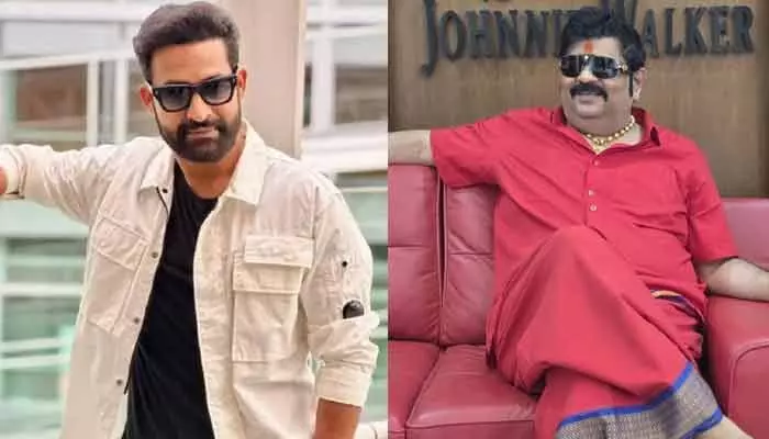 స్టార్ హీరోల జాతకాలు చెప్పి బిగ్ ట్విస్ట్ ఇచ్చిన వేణు స్వామి.. ఎన్టీఆర్ సీఎం అవుతాడంటూ సంచలన వ్యాఖ్యలు స్టార్ హీరోల జాతకాలు చెప్పి బిగ్ ట్విస్ట్ ఇచ్చిన వేణు స్వామి.. ఎన్టీఆర్ సీఎం అవుతాడంటూ సంచలన వ్యాఖ్యలు