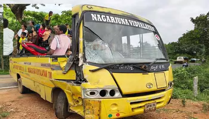 స్కూల్ బస్సు లారీ ఢీ స్కూల్ బస్సు లారీ ఢీ