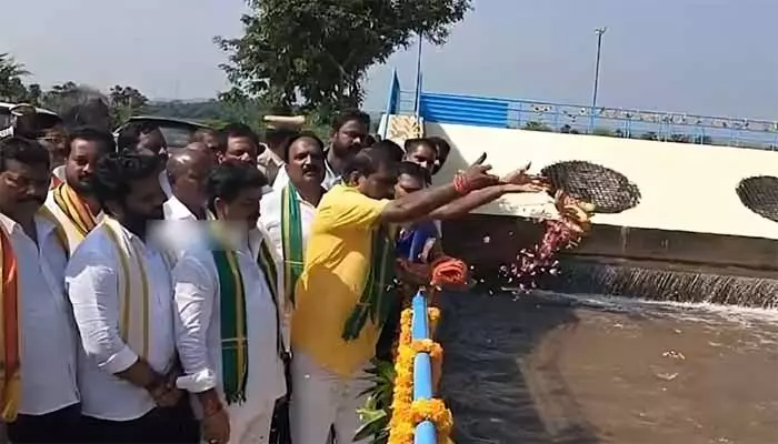 కృష్ణా డెల్టాకు గోదావరి జలాలు: పట్టిసీమ లిఫ్ట్ మోటార్లను ఆన్ చేసిన మంత్రి నిమ్మల కృష్ణా డెల్టాకు గోదావరి జలాలు: పట్టిసీమ లిఫ్ట్ మోటార్లను ఆన్ చేసిన మంత్రి నిమ్మల