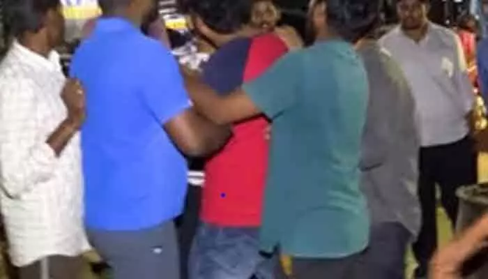మాదాపూర్ రెసోనెన్స్ క్యాంపస్లో విద్యార్థుల ఆందోళన మాదాపూర్ రెసోనెన్స్ క్యాంపస్లో విద్యార్థుల ఆందోళన