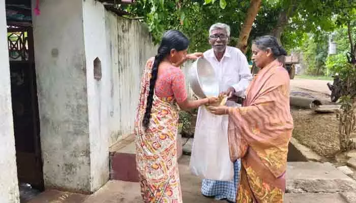 6 ఎకరాల ఆస్తి ఉన్నా అనాథలయ్యారు.. దమ్మక్కపేటలో భిక్షాటన చేస్తూ కన్నీటి పర్యంతమైన వృద్ధ దంపతులు 6 ఎకరాల ఆస్తి ఉన్నా అనాథలయ్యారు.. దమ్మక్కపేటలో భిక్షాటన చేస్తూ కన్నీటి పర్యంతమైన వృద్ధ దంపతులు