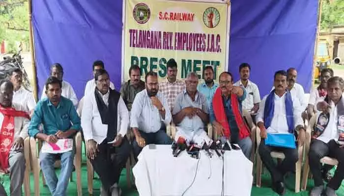 కాజీపేట్ను రైల్వే డివిజన్గా ప్రకటించాలి: రైల్వే ఎంప్లాయిస్ జేఏసీ కాజీపేట్ను రైల్వే డివిజన్గా ప్రకటించాలి: రైల్వే ఎంప్లాయిస్ జేఏసీ